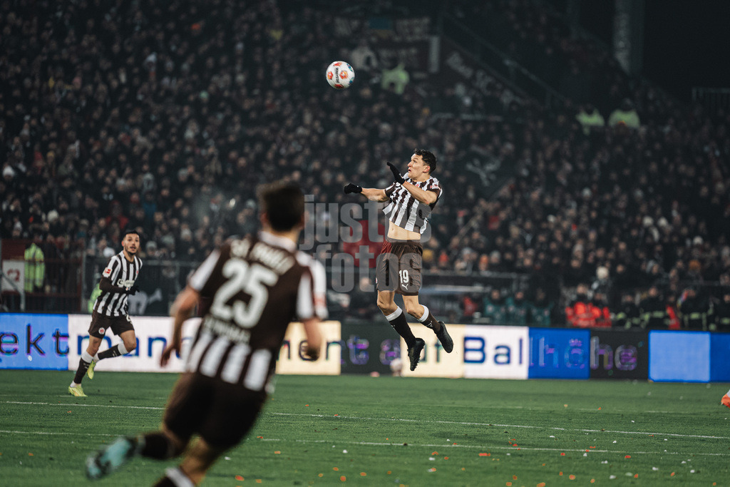 Fußball | Männer | Saison 2025/2026  | Fußball-Bundesliga | 19. Spieltag | FC St. Pauli vs. Hamburger SV | 23.01.2026 | Kopfball Martijn Kaars (#19, FC St. Pauli)