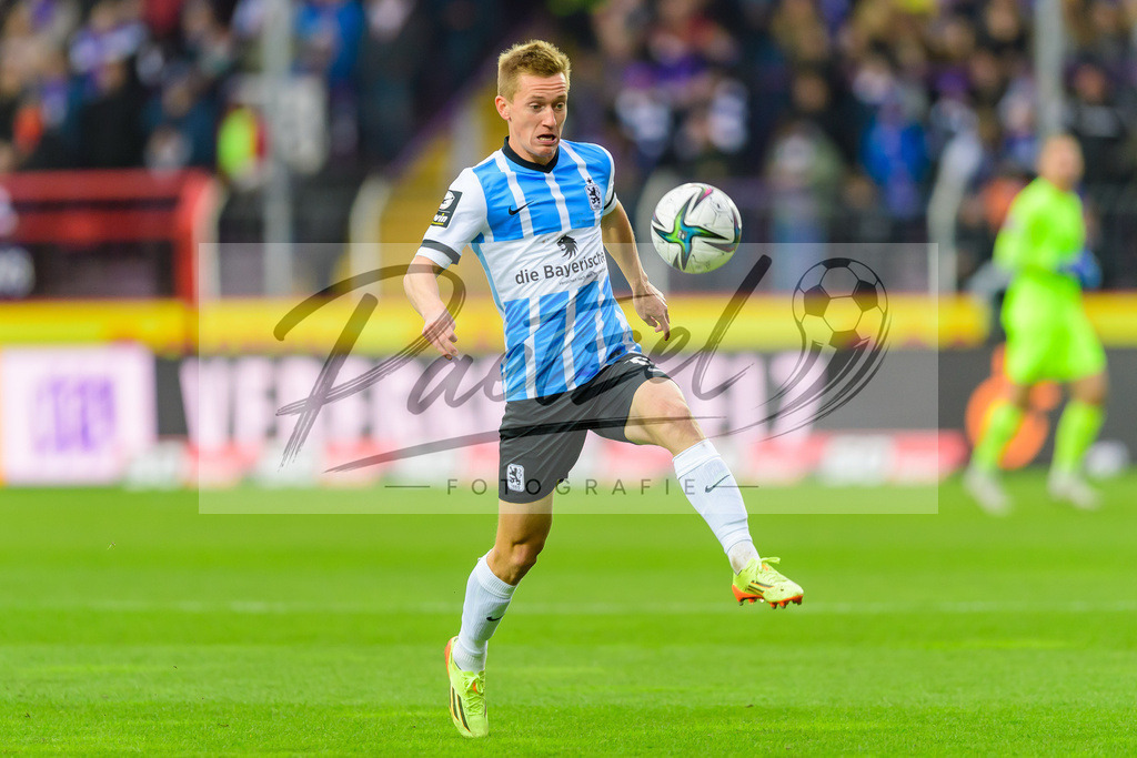 OSNTSV20211106_031 | Fussball, Herren: Fabian Greilinger (TSV 1860 Muenchen) in Aktion, am Ball, Einzelaktion bei dem Spiel der 3. Liga zwischen VfL Osnabrueck und TSV 1860 Muenchen im Stadion an der Bremer Bruecke am 06.11.2021 in Osnanbrueck, Deutschland.DFB / DFL REGULATIONS PROHIBIT ANY USE OF PHOTOGRAPHS AS IMAGE SEQUENCES AND/OR QUASI-VIDEO. - Realisiert mit Pictrs.com