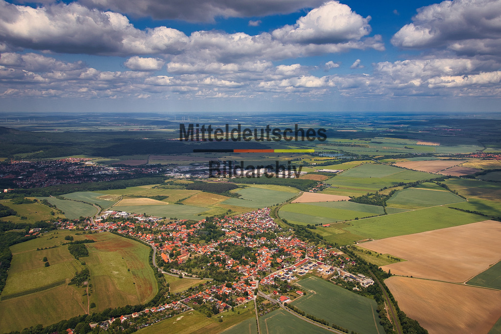 Drübeck-Harz-Luftbild-Sachsen-Anhalt_4484 | Die Luftaufnahme zeigt Drübeck aus der Vogelperspektive. Der Ort liegt zwischen Ilsenburg und Darlingerode am Nordrand des Harzes und ist von Wiesen, Feldern und Wäldern umgeben. Die Aufnahme vermittelt einen authentischen Eindruck des kleinen Harzortes. - Realisiert mit Pictrs.com