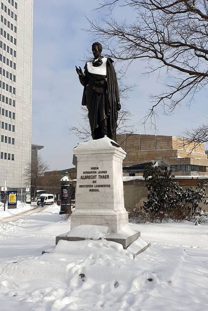 Albrecht-Thaer-Denkmal im Winter | Entdecke über 20 Kategorien Leipzig-Motive: Foto-Downloads, hochwertige Poster, Leinwand- & Fine-Art-Prints. Jetzt Lieblingsfoto im Bildlexikon Leipzig Shop bestellen!