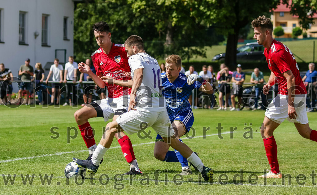 2023-07-30_107_FC_Lengdorf_gegen_SpVgg_Altenerding | Lengdorf, Deutschland, 30.07.2023:
Fußball, Kreisliga 2023 / 2024, 1. Spieltag, FC Lengdorf gegen SpVgg Altenerding, Endergebnis: 1:1

Bastian Fischer (FC Lengdorf, #12), Leart Bilalli (SpVgg Altenerding, #10), Torwart Johannes Preis (FC Lengdorf, #1), Florian Thieme (FC Lengdorf, #5)

Foto: Christian Riedel / fotografie-riedel.net