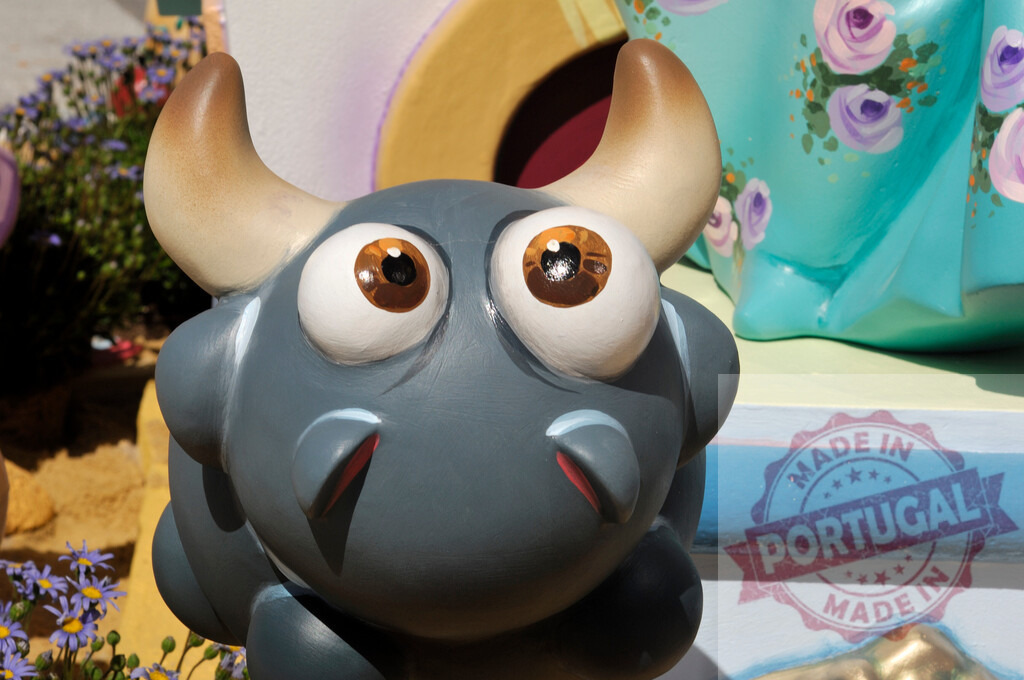 Cartoon bull head with big bug eyes and horns | Close-up of a whimsical cartoon bull calf figure with prominent horns and big bulging eyes - Realisiert mit Pictrs.com