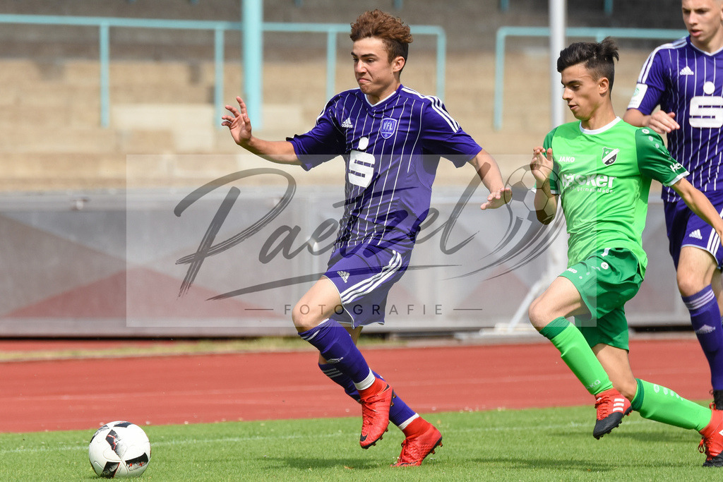 20180728_OSNSVR_0001 | Fußball, A-Junioren: Marc Auge (VfL Osnabrück), links in Aktion, am Ball, Einzelaktion beim Testspiel zwischen VfL Osnabrück vs. SV Rödinghausen am 28.07.2018 im Sportpark Illoshöhe in Osnabrück, Deutschland.(Foto von Nico Paetzel) - Realisiert mit Pictrs.com