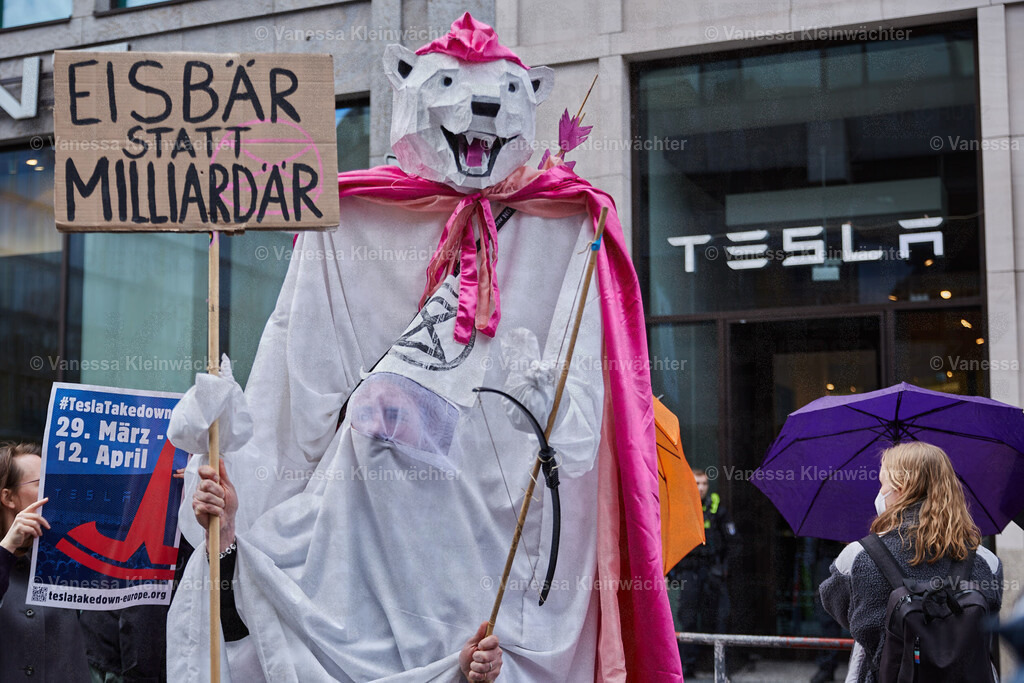 250405_TeslaTakedown_23 | "Tesla Takedown" rally against Musk and facism in front of the Tesla Store in Berlin, Germany. Germany also has a Tesla factory ~30km from Berlin. - Realisiert mit Pictrs.com
