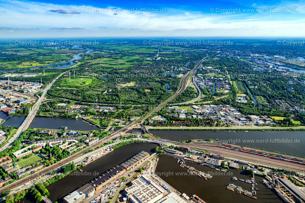 Hamburg_Wilhelmsburg_Bersicht_ELS_9911070524 | HAMBURG 07.05.2024 Gewerbepark im Gewerbegebiet in Wilhelmsburg " Stenzelring " an der Straße Stenzelring in Hamburg, Deutschland. // Business park in the industrial area" Stenzelring " on street Stenzelring in Hamburg, Germany. Foto: Martin Elsen