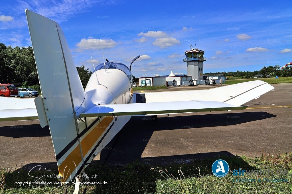 Flugplatz Husum - Jodel DR1050M - Quellen für Pläne und Bauteile | Quellen für Pläne und Bauteile - Die originale Bauanleitung (Planset) ist weiterhin über Avions Jodel oder spezialisierte Händler erhältlich. - Einzelteile, wie Verkleidungen, Instrumententräger oder elektrische Komponenten, werden von Restaurateuren und Fachhändlern angeboten.