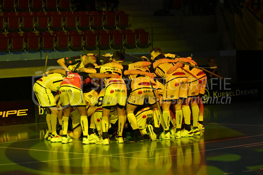 HC Rychenberg vs Tigers Langnau - 11. Dezember 2022 | HC Rychenberg vs Tigers Langnau
AXA Arena, Winterthur
Die Spieler des HCR bei der Goalie-Beschwörung.
Bild: Sportfotografie Markus Aeschimann | www.markus-aeschimann.ch - Realisiert mit Pictrs.com