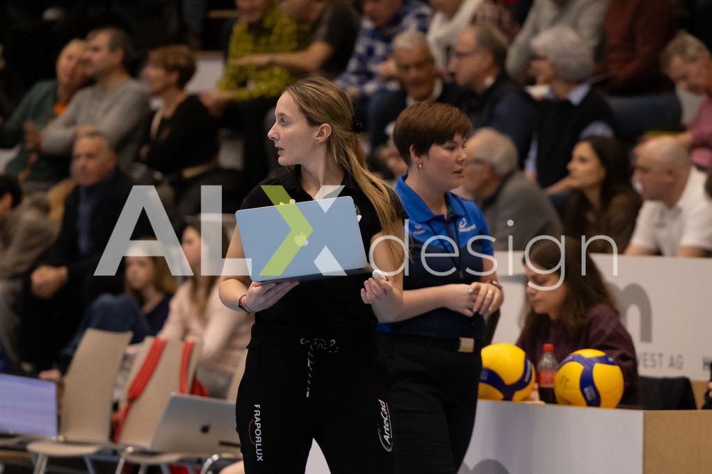 Volleyball I Frauen I Saison 2025-2026 I Volleyball NLA | Women I 1/4 Finals I VC Kanti Schaffhausen - BIWI Volleyball Franches-Montagnes I 21.02.2026 | Tiziana Baumrukova (CZ) (BIWI VFM) – Assistant Coach - Realisiert mit Pictrs.com
