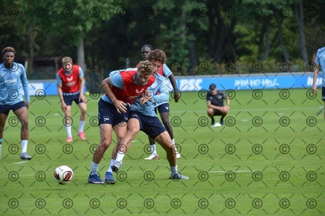 RGE_0464 | Hertha BSC, 2.Bundesliga, Herren, Fußball, Training auf dem Schenckendorffplatz, Dienstag 15.09. 2026, Saison 2026/27, von li. Marton Dardai ( Hertha BSC ), Soufian Gouram ( Hertha BSC ), Fotograf: Ralf Gebhardt - Realisiert mit Pictrs.com
