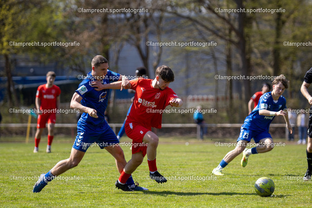 Fußball I Junioren I Saison 2025-2026 I DFB-Nachwuchsliga I 8. Spieltag I JFV Lübeck - 1. FC Magdeburg 88 | v.l. Max Adrian (16, 1. FC Magdeburg), Alexander Erwin Laval (8, JFV Lübeck) - Realisiert mit Pictrs.com