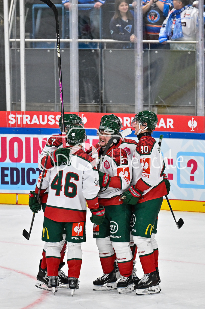 ERC Ingolstadt - Frölunda HC | INGOLSTADT, GERMANY - 02. DECEMBER: Jubel der Schweden nach dem Treffer zum 1-2 durch Henrik TÖMMERNES (Frölunda Gothenburg 7) / Tor / Torschuetze / Freude / Happy beim Match zwischen dem ERC Ingolstadt und Frölunda HC beim Hinspiel im Viertelfinale der Champions Hockey League in der Saturn Arena