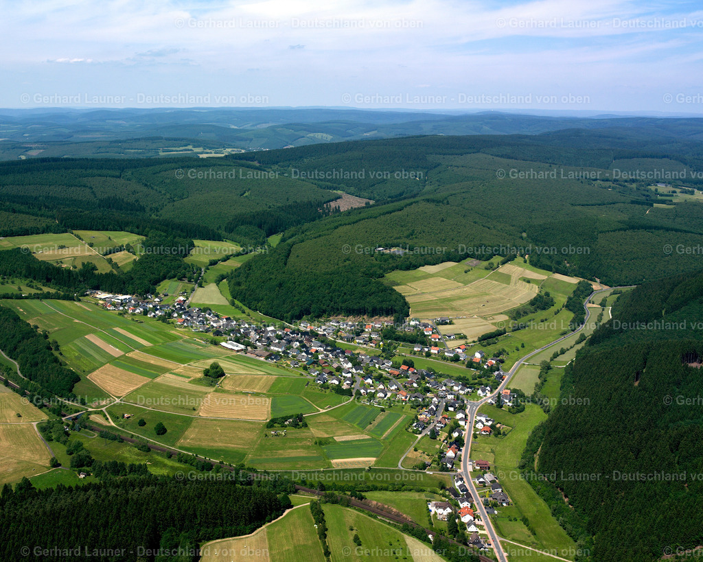 2611177 | DILLBRECHT 09.06.2006 Landwirtschaftliche Nutzflächen und Feldgrenzen  umsäumen das Siedlungsgebiet des Dorfes in Dillbrecht im Bundesland Hessen, Deutschland // Agricultural land and field boundaries surround the settlement area of the village  in Dillbrecht in the state Hesse, Germany Foto: Gerhard Launer