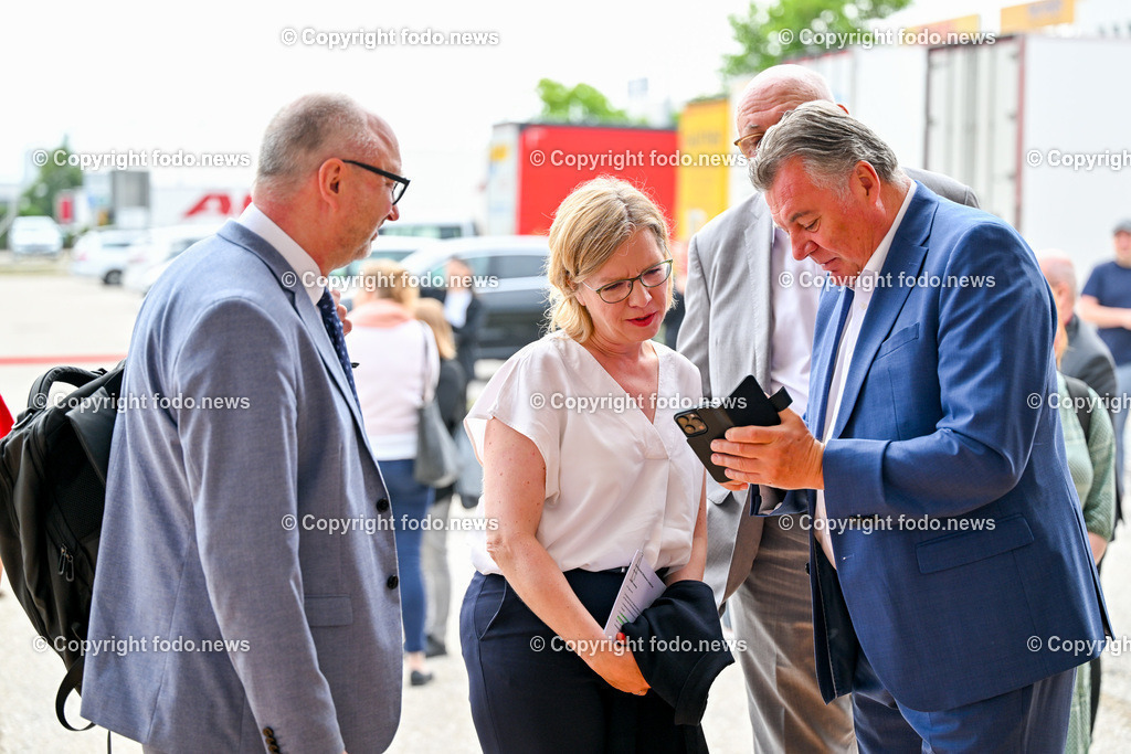 Festakt_ OeBB Gleisausbau_ Baustart_ 01.07.2024-28 | 01.07.2024, Hoersching, AUT, Festakt OeBB-anlaesslich des 4-gleisigen Ausbau des Abschnitt Linz - Marchtrenk, im Bild Andreas Mattae (Vorstandvorsitzender der OeBB), BMin Leonore Gewessler (Die Gruenen, Klimaschutz, Umwelt, Energie, Mobilitaet, Innovation und Technologie), Wolfgang Bogensberger (Leiter der Vertretung der EU Kommission in Oesterreich), LR Guenther Steinkellner (FP)