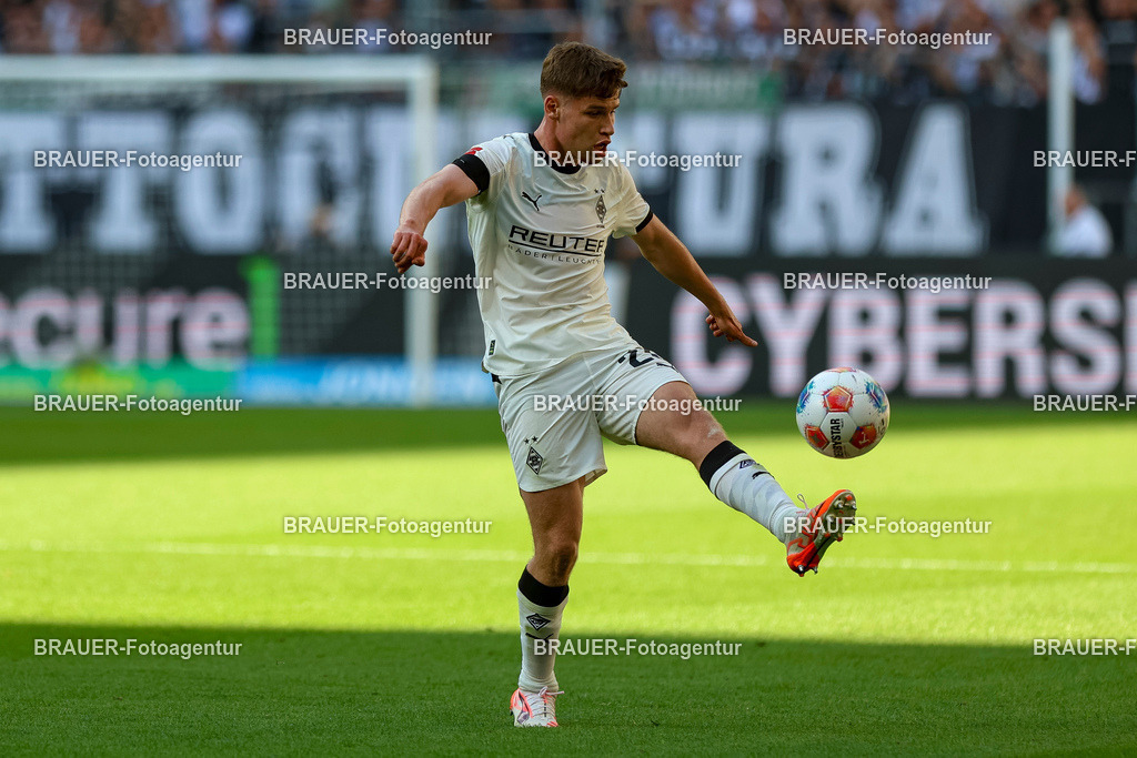 Borussia Mönchengladbach vs Hamburger SV - Bundesliga  | Mönchengladbach, Deutschland, 24.08.25:   Lucas Ullrich (Borussia Mönchengladbach) in Aktion am Ball, Einzelaktion waehrend des Spiels der Bundesliga zwischen Borussia Mönchengladbach vs Hamburger SV im Stadion im Borussia Park(Foto von Brauer-Fotoagentur / Adrian Schlueter)