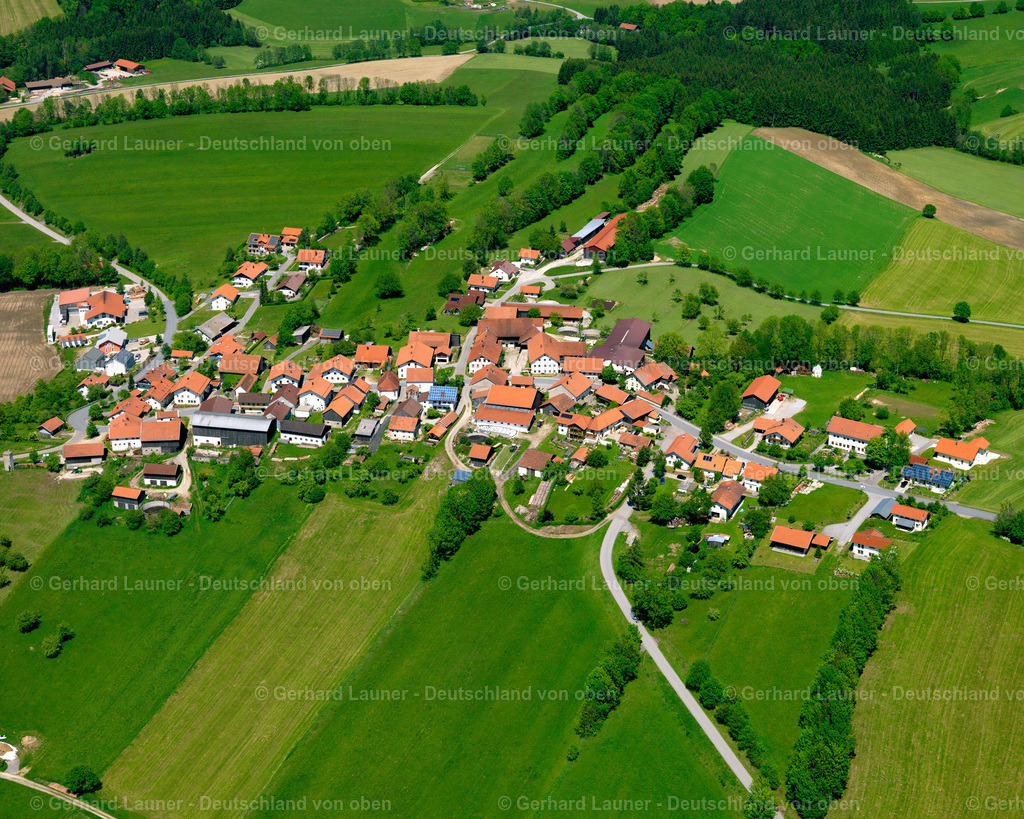 2724186 | HEINDLSCHLAG 19.05.2007 Landwirtschaftliche Nutzflächen und Feldgrenzen  umsäumen das Siedlungsgebiet des Dorfes in Heindlschlag im Bundesland Bayern, Deutschland // Agricultural land and field boundaries surround the settlement area of the village  in Heindlschlag in the state Bavaria, Germany Foto: Gerhard Launer