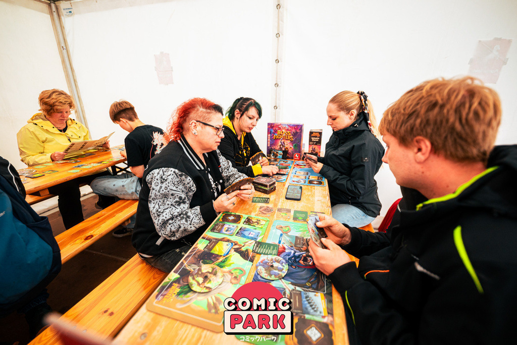 Tom Wenig -Comicpark ROS2026 SA-0445 | Hier findet ihr eure Fotografien und verschiedenste Motive zum Bestellen. - Realisiert mit Pictrs.com