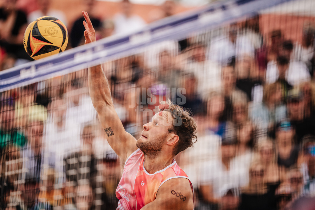 Beachvolleyball | Männer | Allianz German Beach Tour 2025 | Tourstop Berlin | 24.08.2025 | Eric Stadie-Seeber beim Angriff