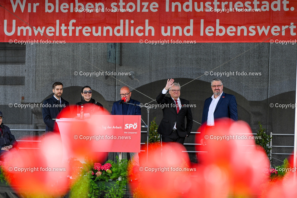Hauptplatz Linz_ 1. Mai Umzug 2023_ 01.05.2023-28 | 01.05.2023, Hauptplatz Linz, AUT, Hauptplatz Linz, im Bild 1. Mai Umzug 2023 Linz Hauptplatz, SPOE 

Klaus Luger (SP, Bgm. der Stadt Linz), Andreas Stangl (Praesident der Arbeiterkammer Ooe, OeGB-Landesvorsitzender)