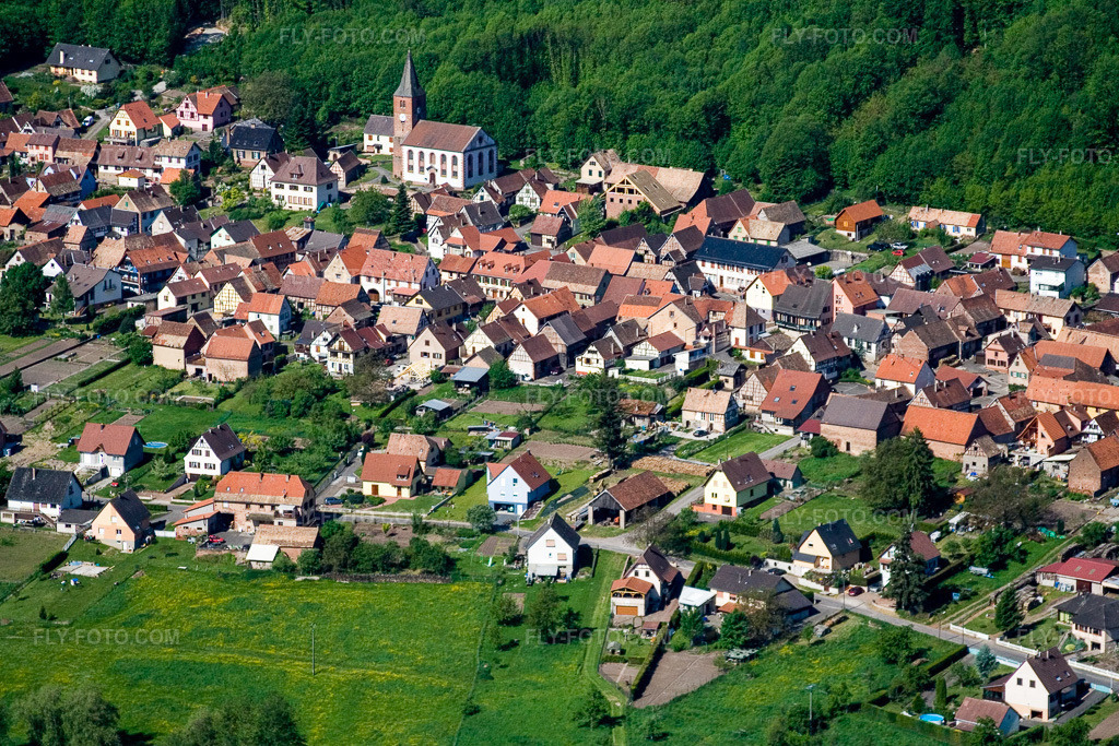 Aerial view: Agricultural fields and arable land in Ernolsheim-lès-Saverne in the state Bas-Rhin, France. – Photo: IMG_10886.jpg taken on 05/12/2008 by Werner Riehm/FLY-FOTO.com – Resolution of the original: 3456 x 2304 px