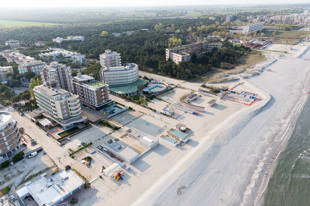 Vue aérienne: Vue de la ville à Milano Marittima dans le département Émilie-Romagne, Italie. Photo: IMG_098461.jpg prise le 05/04/2017 par Werner Riehm/FLY-FOTO.euRésolution de l'original: 5472 x 3648 px