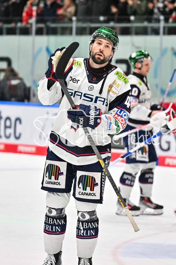 Augsburger Panther - Eisbären Berlin | aUGSBURG, GERMANY - 27. JANUARY: die Spieler der Eisbären bedanken sich bei den Mitgereisten Fans nach dem Match zwischen den Augsburger Panthern und den Fischtown Pinguins am 43. Spieltag der Penny DEL im Curt Frenzel Stadion  - Andreas EDER (Eisbären Berlin 43)