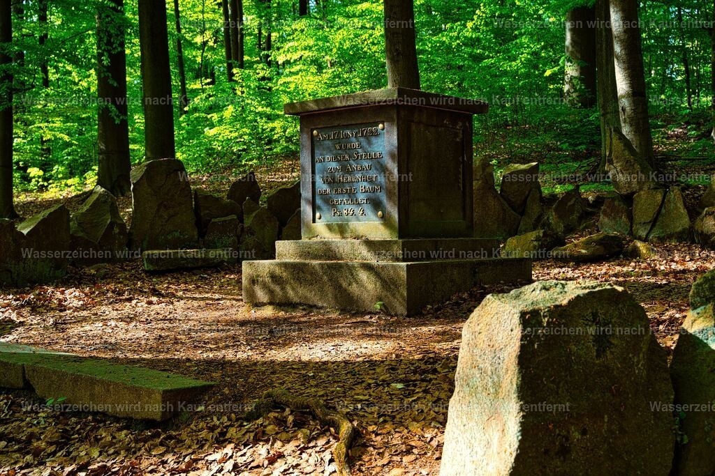 Herrnhut - Denkstein zum Anbau von Herrnhut | Historischer Denkstein zum Anbau von Herrnhut – ein stilles Erinnerungszeichen an die Anfänge und die Entwicklung der Herrnhuter Siedlung inmitten der Oberlausitzer Landschaft. Herrnhut ist eine Stadt im sächsischen Landkreis Görlitz in der Oberlausitz. Zentral zwischen den Städten Löbau und Zittau gelegen, ist sie als Gründungsort der Herrnhuter Brüdergemeine, durch die Produktion der Herrnhuter Sterne und internationale Missionsarbeit bekannt. - Realisiert mit Pictrs.com