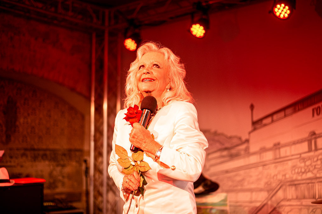 Konzert Dorit Gäbler | Dorit Gäbler im Forte Belvedere Leisnig zum Festival Hallo Leisnig 2022. - Realisiert mit Pictrs.com