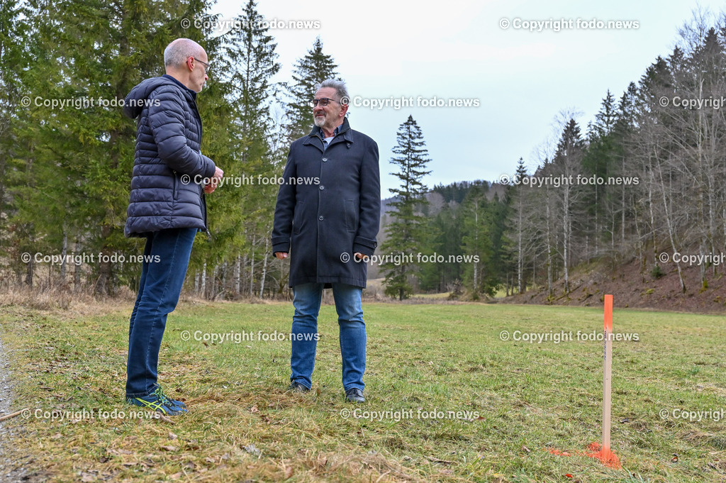 Molln_ 17.01.2023-18 | 17.01.2023, Molln, AUT, Erdgasbohrung, im Bild Franz Maier (Praesident Umwelt Dachverband), Andreas Rußmann (SP, Bgm.) bei der Brunnenmarkierung