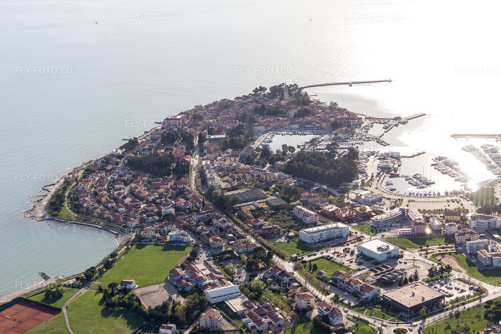 Vue aérienne: Vue de la ville à Antenal dans le département Gespanschaft Istrien, Croatie. Photo: IMG_106078.jpg prise le 13/04/2018 par Werner Riehm/FLY-FOTO.eu – Résolution de l'original: 5472 x 3648 px