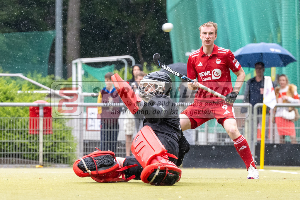 SFE_20250524_0090 | Köln, Deutschland, 24.05.2025:  Hockey 1. Bundesliga Herren Rot-Weiss Köln - Mannheimer THC im KTHC Stadion Rot-Weiss Köln Tennis and Hockey Club am 24.05.2025 in Köln, Deutschland. (Foto von Stephan Fehrmann)Köln, Germany, 24.05.2025: Hockey 1. Bundesliga Herren Rot-Weiss Köln - Mannheimer THC in KTHC Stadion Rot-Weiss Köln Tennis and Hockey Club at 24.05.2025 in Köln, Deutschland. (Foto from Stephan Fehrmann)
