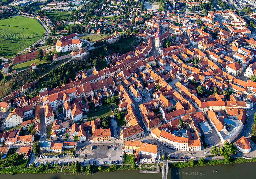 Vue aérienne: Vue de la ville à Ptuj dans le département Slovénie, Slovénie. Photo: IMG_137323.jpg prise le 08/07/2023 par Werner Riehm/FLY-FOTO.euRésolution de l'original: 3722 x 2601 px