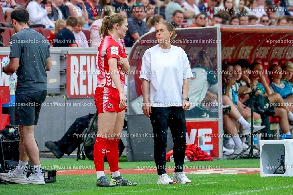 xsscx02052601101 | 02.05.2026, xsscx, Frauen Fussball, 1. FC Köln - Werder Bremen, 1. Fussball Bundesliga, 24. Spieltag, RheinEnergie-Stadion, Saison 2025 2026: Taylor Ziemer (1. FC Köln #18) im Gespräch mit Britta Carlson (1. FC Köln Cheftrainerin) DFB regulations prohibit any use of photographs as image sequences and or quasi-video. Photo: xSandraxScherningxPressefotoKochx
