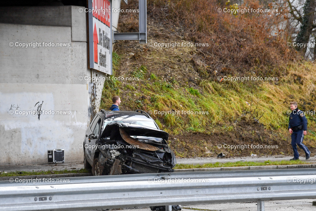 Polizeieinsatz Mordversuch_ Polizei_ Leonding_ 09.01.2023-7 | 09.01.2023, Polizeieinsatz Leonding, AUT, im Bild, Polizeieinsatz Mordversuch, Polizei, Fahndung, Tatort, Spurensicherung, Unfallfahrzeug des Taeters