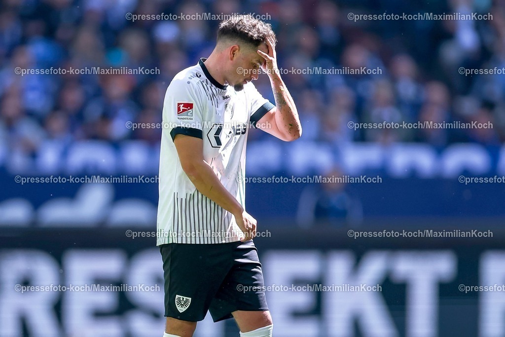 S0419042601053 | 19.04.2026, Fußball, FC Schalke 04 - SC Preußen Münster, 30. Spieltag, 2. Fußball Bundesliga, Veltins-Arena Gelsenkirchen, Saison 2025 2026: Yassine Bouchama&nbsp;(Preussen Muenster #05) enttäuscht Enttäuschung  DFB regulations prohibit any use of photographs as image sequences and or quasi-video.