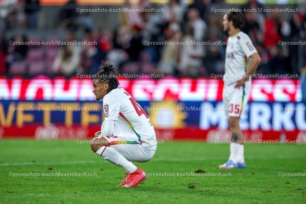 1FC05042501089 | 05.04.2025, Fußball, 1. FC Köln - Hertha BSC, 2.. Fußball Bundesliga, 28. Spieltag, RheinEnergie-STADION, Saison 2024 2025: Enttäuschung nach der 0:1 Niederlage - Damion Downs (FC Koeln #42) kniet enttäuscht neben Max Finkgräfe (FC Koeln #35) auf dem Spielfeld EnttäuschungDFB regulations prohibit any use of photographs as image sequences and or quasi-video.