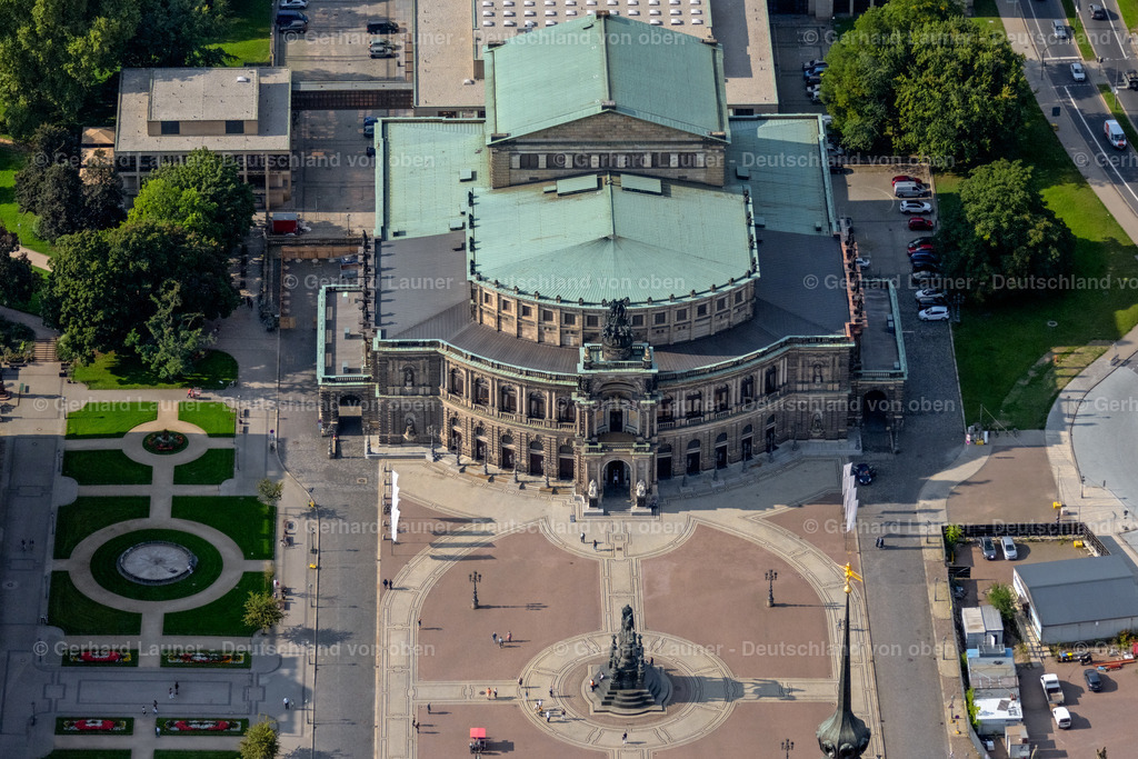 4060956 | DRESDEN 07.09.2021 Semperoper am Theaterplatz in Dresden im Bundesland Sachsen, Deutschland. Das Opernhaus wurde von dem Architekten Gottfried Semper entworfen.