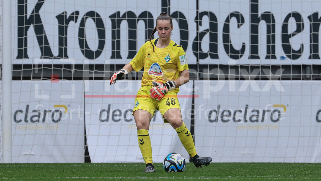 Fussball, DFB-Pokal Frauen, DSC Arminia Bielefeld - SV Werder Bremen | v.li.: Diede Lemey (Torhüterin, Torwart, SV Werder Bremen, 48) am Ball, Freisteller, Einzelbild, Ganzkörper, Aktion, Action, Spielszene, DIE DFB-RICHTLINIEN UNTERSAGEN JEGLICHE NUTZUNG VON FOTOS ALS SEQUENZBILDER UND/ODER VIDEOÄHNLICHE FOTOSTRECKEN. DFB REGULATIONS PROHIBIT ANY USE OF PHOTOGRAPHS AS IMAGE SEQUENCES AND/OR QUASI-VIDEO.