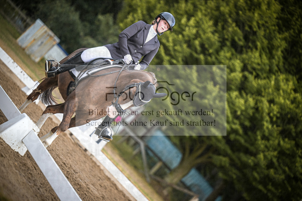DOS_2122 | Entdecke hochwertige Reitturnierfotos von Foto Oger. Professionell, emotional und authentisch – jetzt Lieblingsmomente im Shop bestellen.Deutschlandweite Turnierfotografie. - Realisiert mit Pictrs.com