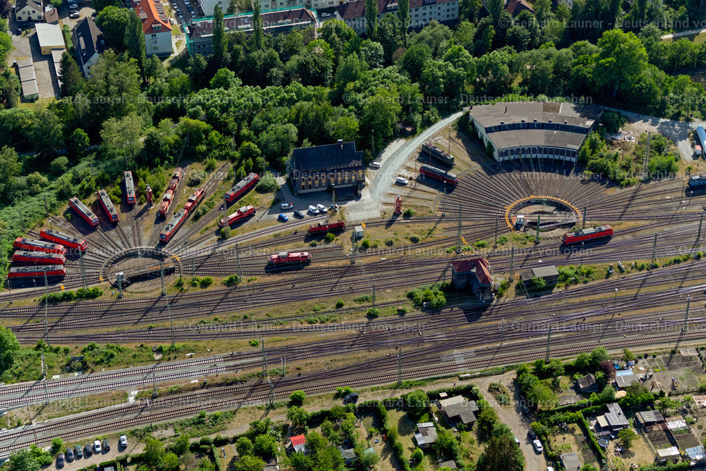 4030102 | BREMEN 01.06.2020 Drehscheibe am Depot des Bahn- Betriebswerkes am Rangierbahnhof an der Straße Mählandsweg im Ortsteil Ohlenhof in Bremen, Deutschland. Weiterführende Informationen bei: DB Netz AG,  Deutsche Bahn AG. // Turntable at the depot of the railway depot at the marshalling yard on the street Maehlandsweg on street Maehlandsweg in the district Ohlenhof in Bremen, Germany. Further information at: DB Netz AG,  Deutsche Bahn AG. Foto: Gerhard Launer