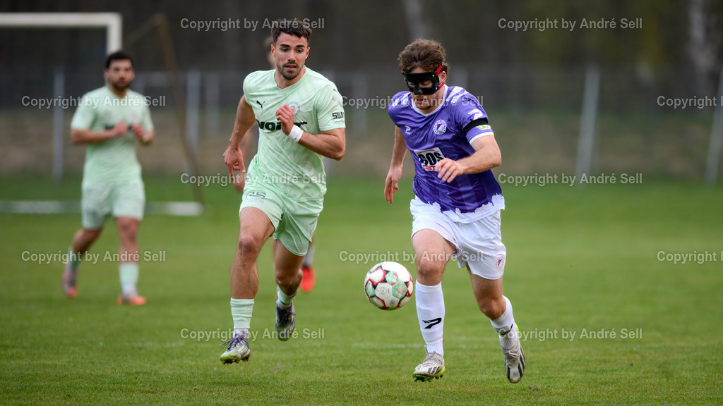 VfR Neumünster (lila) vs PSV Neumünster (grün) | Jan Lippegaus (VfR #3) vs Tim Möller (PSV #21) / Fußball-Oberliga Männer 2025/2026 / VfR Neumünster (lila) vs PSV Neumünster (grün) / Grümmi-Arena / Neumünster / 15.04.26 - Realisiert mit Pictrs.com