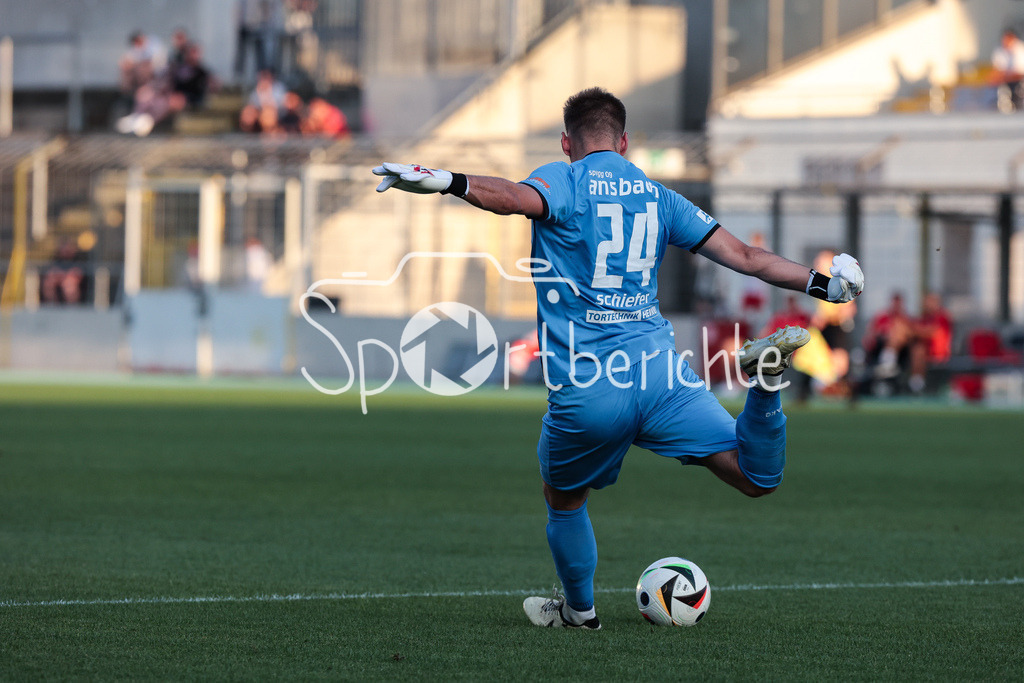 FC Bayern Amateure - SpVgg Ansbach | Beim Abschlag Heiko SCHIEFER (Ansbach #24) / Freisteller / Einzelfoto