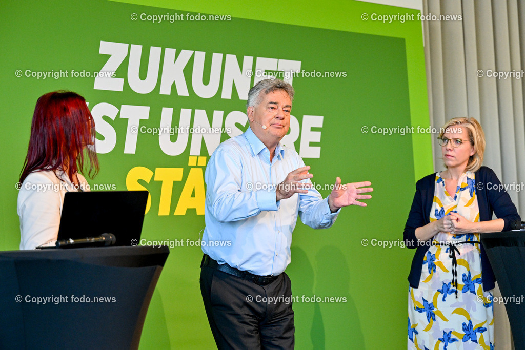Landesversammlung der Gruenen Ooe 2023_ Zukunft ist unsere Staerke_ 21.10.2023-58 | 21.10.2023, Lentos Linz, AUT, Landesversammlung der Gruenen Ooe 2023, Zukunft ist unsere Staerke, im Bild Ursula Roschger (Die Gruenen, Landesgeschaeftsfuehrerin), Vizekanzler Werner Kogler (Die Gruenen, Vizekanzler, Kunst, Kultur, oeffentlichen Dienst und Sport), BMin Leonore Gewessler (Die Gruenen, Klimaschutz, Umwelt, Energie, Mobilitaet, Innovation und Technologie)