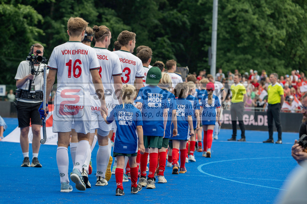 Final4_20250601-1426-Z09_4438 | Krefeld, Deutschland, 01.06.2025:  Feldhockey Final4 2025 – „Deutsche Feldhockey-Meisterschaften 2025“ Crefelder HTC - Rot-Weiss Köln (Finale Herren) im Gerd-Wellen-Hockeyanlage am 01.06.2025 in Krefeld, Deutschland. (Foto von Kramhöller/Fehrmann/Kaste)Krefeld, Germany, 01.06.2025: Feldhockey Final4 2025 – „Deutsche Feldhockey-Meisterschaften 2025“ Harvestehuder HTC - Düsseldorfer HC (Finale Damen) in Gerd-Wellen-Hockeyanlage at 01.06.2025 in Krefeld, Deutschland. (Foto from Kramhöller/Fehrmann/Kaste)