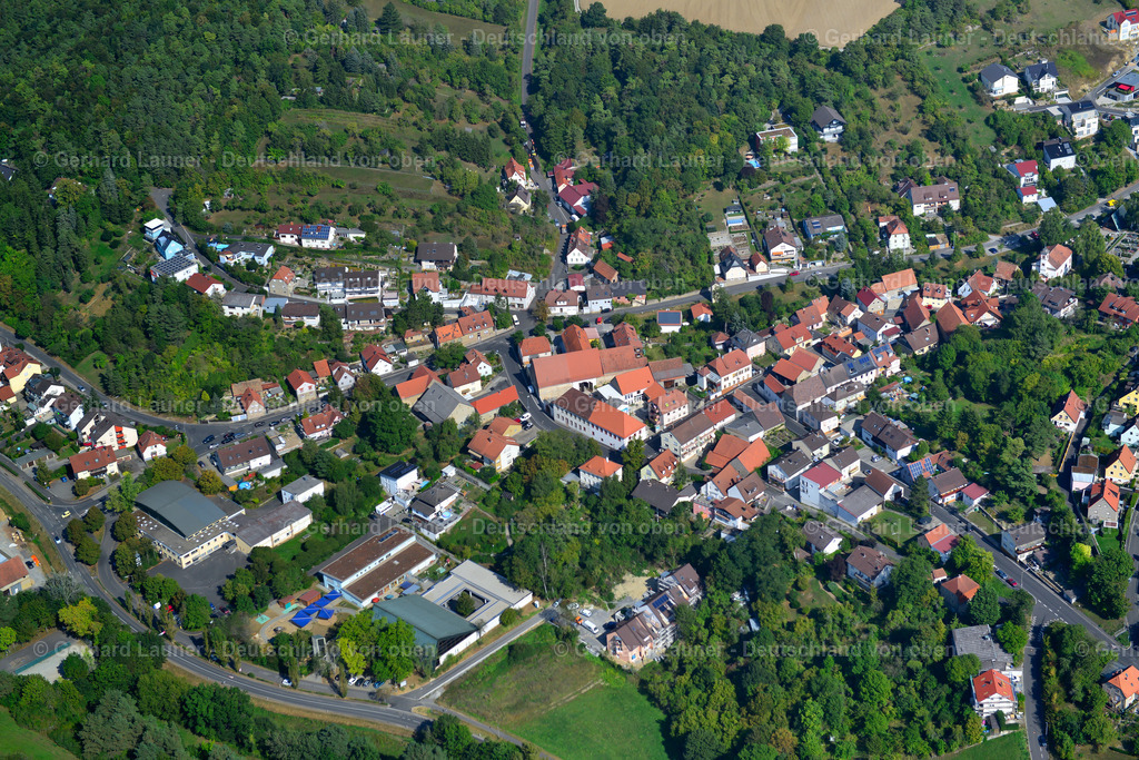 3650749 | OBERDüRRBACH 13.09.2016 Von Wald und Forstgebieten umgebener Ortskern der Straßen und Häuser und Wohngebiete in Oberdürrbach im Bundesland Bayern, Deutschland // Surrounded by forest and forest areas center of the streets and houses and residential areas in Oberdürrbach in the state Bavaria, Germany Foto: Gerhard Launer