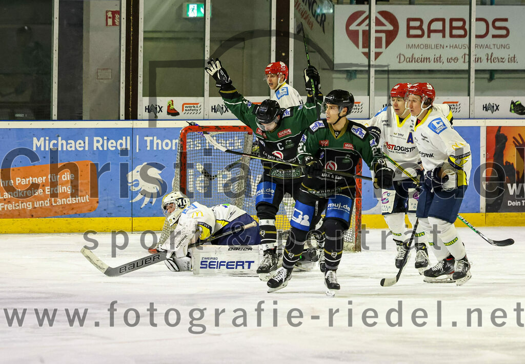 2023-01-06_020_TSV_Erding_gegen_ERV_Schweinfurt | Erding, Deutschland, 06.01.2023:
Eishockey, Bayernliga 2022 / 2023, 26. Spieltag, TSV Erding gegen ERV Schweinfurt, Endergebnis: 7:3

Torwart Benedict Roßberg (ERV Schweinfurt, #42), Philipp Michl (Erding Gladiators, #77), Mark Waldhausen (Erding Gladiators, #27)

Foto: Christian Riedel / fotografie-riedel.net