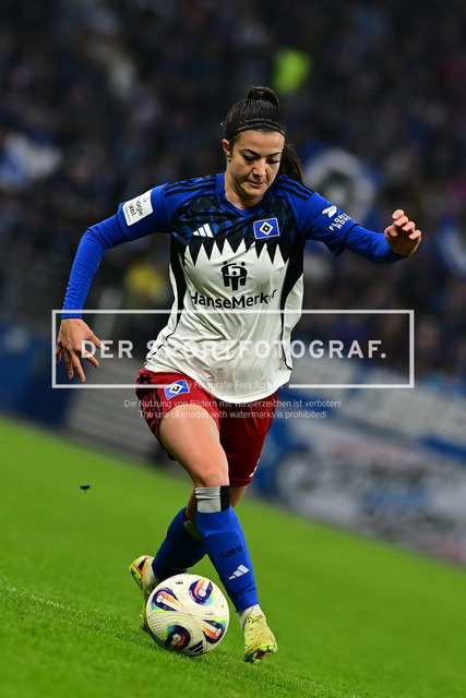 Fußball I Frauen I Saison 2025-2026 I Bundesliga I 10. Spieltag I Hamburger SV - 1. FC Nürnberg I 47407 | Einzelfoto, Freisteller, Einzelbild, Cut-out, isoliertes Motiv, Sportaufnahme, Nahaufnahme, freigestellt, freigestellte Aufnahme, Aufnahme, Einzeln: Vildan Kardesler (7, Hamburger SV) - Realisiert mit Pictrs.com