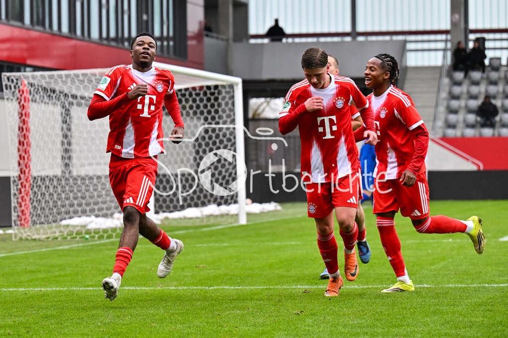 FC Bayern München - Berliner Athletik Klub | MUNICH, GERMANY - 21. FEBRUARY: Jubel der Bayern nach dem Treffer zum 3-1 durch Allen LAMBE (FC Bayern München U19 8) / Tor / Torschuetze / Freude / Happy während dem Spiel zwischen der U19 des FC Bayern München und der U19 des Berliner Athletik Klubs am 3. Spieltag der DFB-U19 Nachwuchsliga am FC Bayern Campus