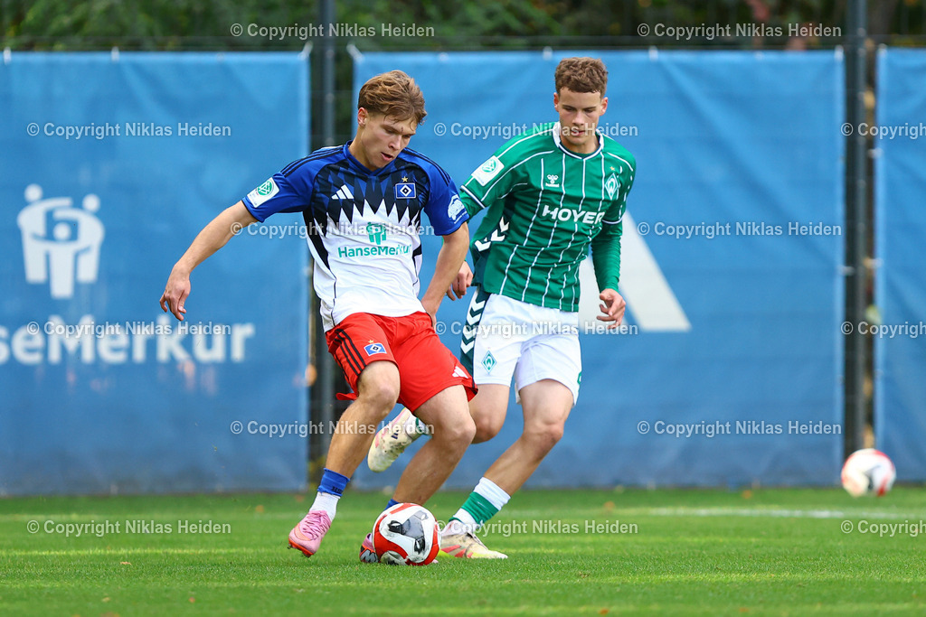 NH_HamburgerSVU19_SVWerderBremenU19_DFBNachwuchsliga_18102025 | #11 Finn Jan Erik Barkowsky (Hamburger SV U19), #4 Mika Strüder (SV Werder Bremen U19)Fußball I Junioren I U19 DFB-Nachwuchsliga Vorrunde Gruppe A I Saison 2025-2026 I 8. Spieltag I Hamburger SV U19 - SV Werder Bremen U19 I 18.10.2025 I Trainingsplatz Volksparkstadion