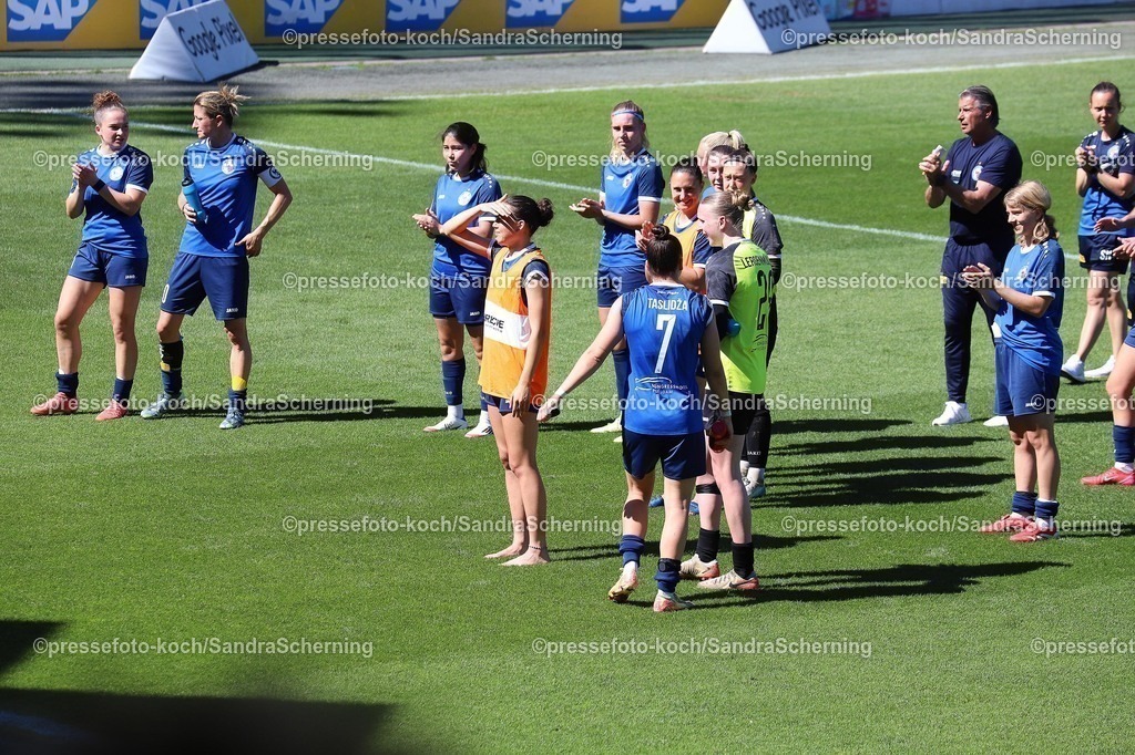 xSSC11052502052 | 11.05.2025, xsscx, Frauen Fußball, 1. FC Köln - Turbine Potsdam, 1. Fußball Bundesliga, 22. Spieltag, Franz-Kremer-Stadion, Saison 2024 2025: Die Spielerinnen von Turbine Potsdam bedanken sich bei den Fans nach dem Spiel DFB regulations prohibit any use of photographs as image sequences and or quasi-video.