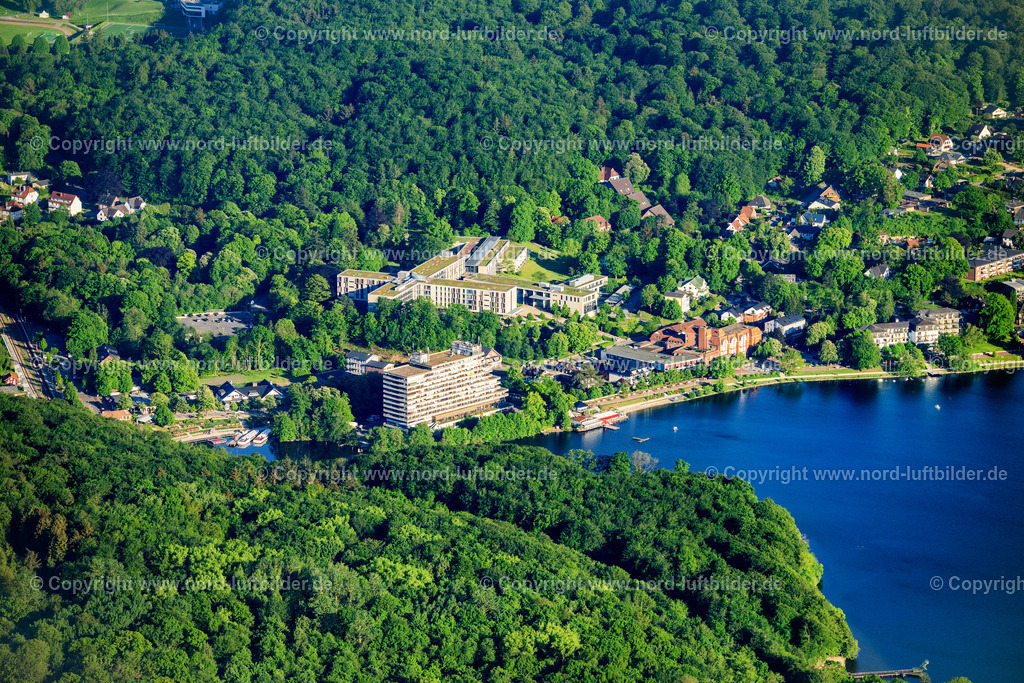 Malente_Mühlenbergklinik_Und_Dieksee_Promenade_2_ELS_1850150524 | MALENTE 15.05.2024 Kurzentrum im Ortsteil Bad Malente-Gremsmühlen in Malente im Bundesland Schleswig-Holstein. Hotels, Pensionen, Kliniken und Kur -Einrichtungen im Westteil des anerkannten Kurort direkt am Dieksee. // Health resort centre in the district bath Malente-Gremsmuehlen in Malente in the federal state Schleswig-Holstein. Foto: Martin Elsen